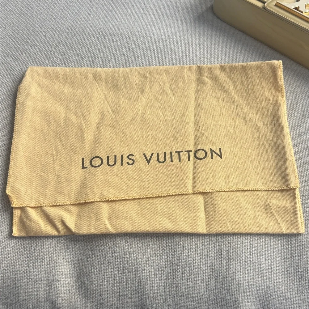 Louis Vuitton Vernis Patent Leather Pochette Sobe Blanc Clutch M93489 - Picture 12 of 16